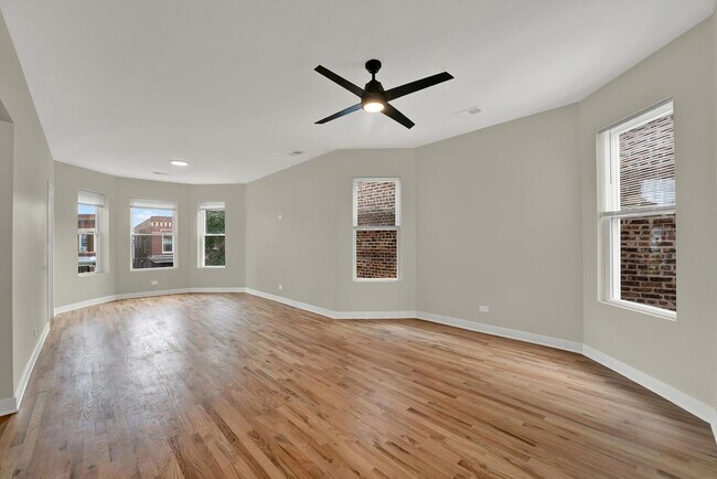 Foto del edificio - 2338 N Harding Ave