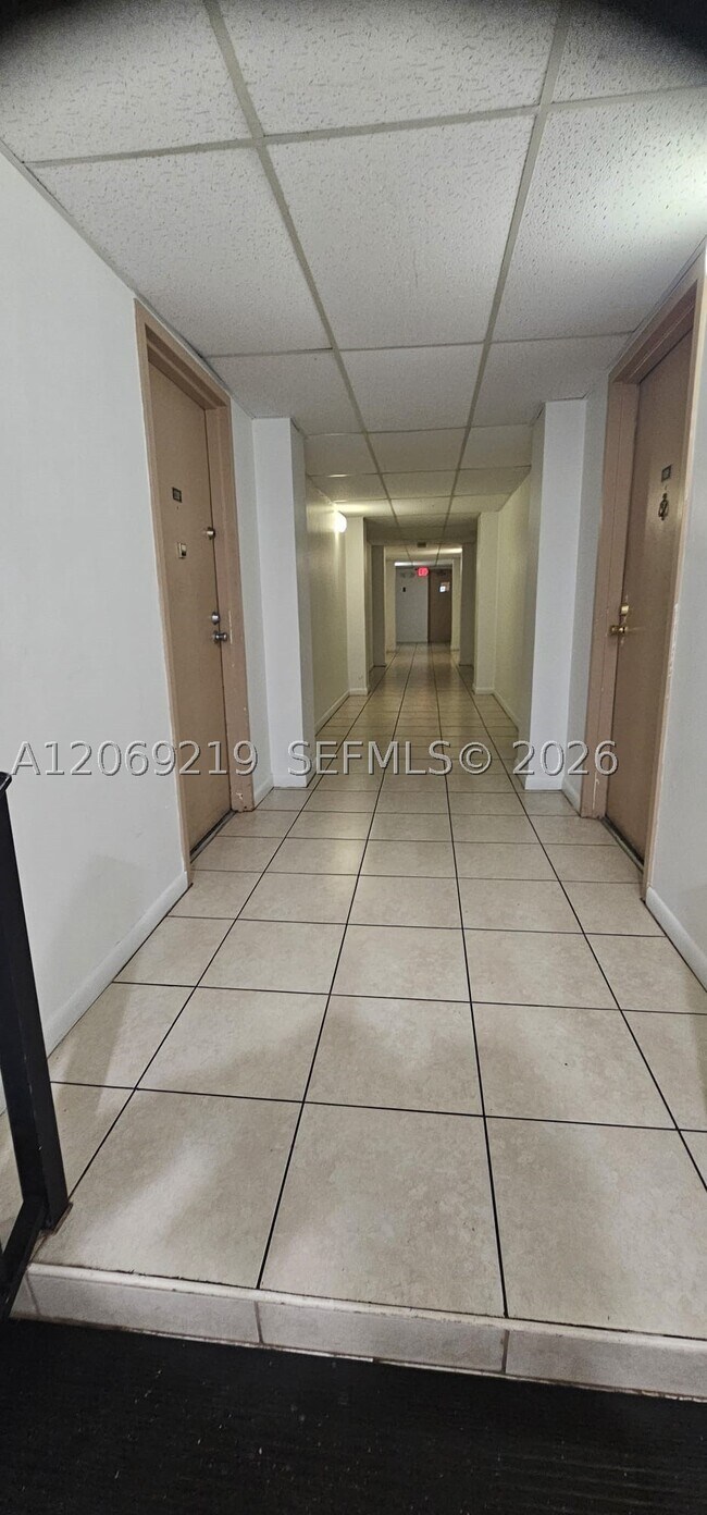 Building Photo - 4168 Inverrary Dr