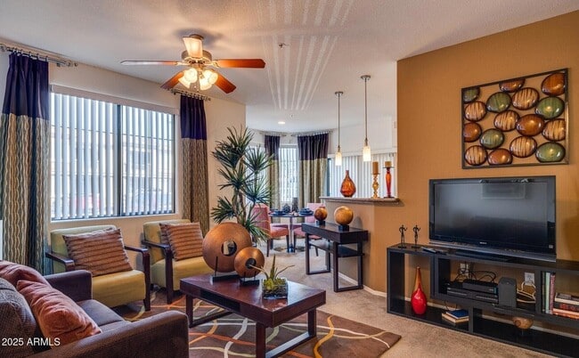 Foto del edificio - 2400 N Bullard Ave