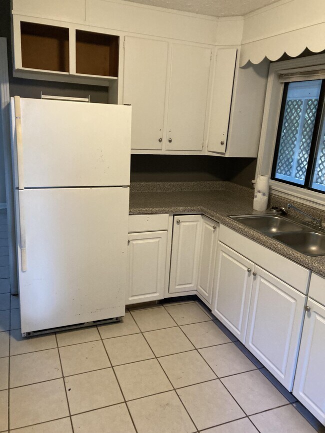 Building Photo - 608 Kenwood Dr
