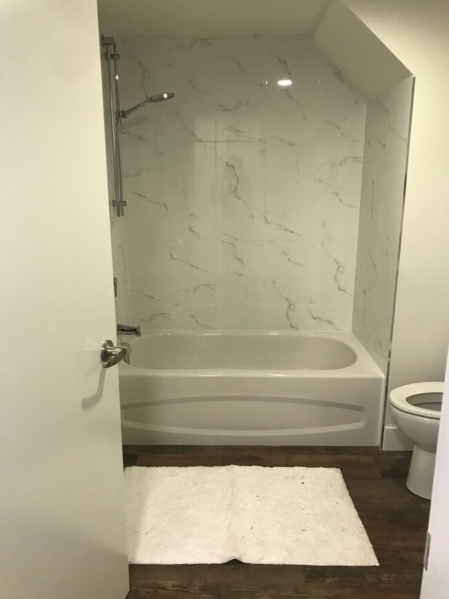 Building Photo - Large, Bright West Facing Studio