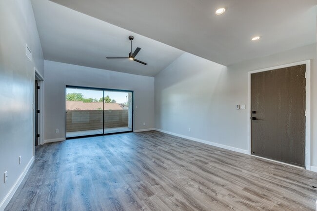 Building Photo - Gorgeous 2 bedroom, 2 bathroom in the Hear...