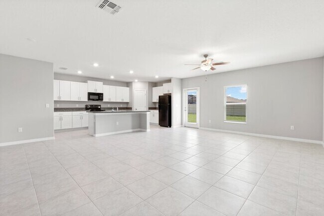 Building Photo - Come Rent this LIKE NEW 5 Bedroom Home in ...