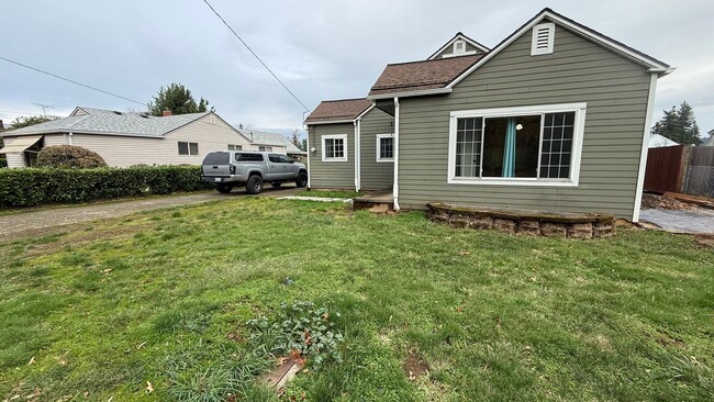 Building Photo - Spacious 3 bed 1 bath, big yard, pets ok, see walkthrough video