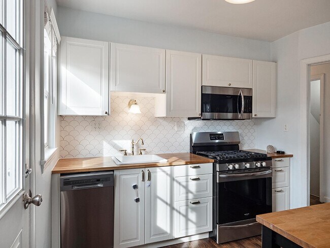 Foto del edificio - Room in 5 Bedroom Home at 3100 Central Ave Ne