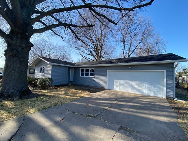 Building Photo - Comfort Meets Convenience in This Updated ...