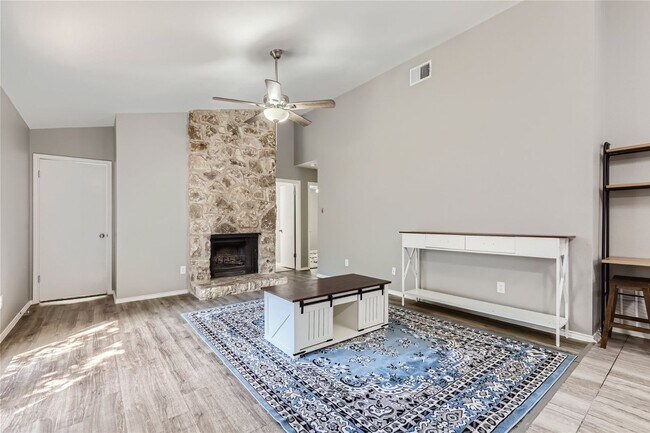 Foto del edificio - Charming 3/2/2 with Private Fenced Backyard!