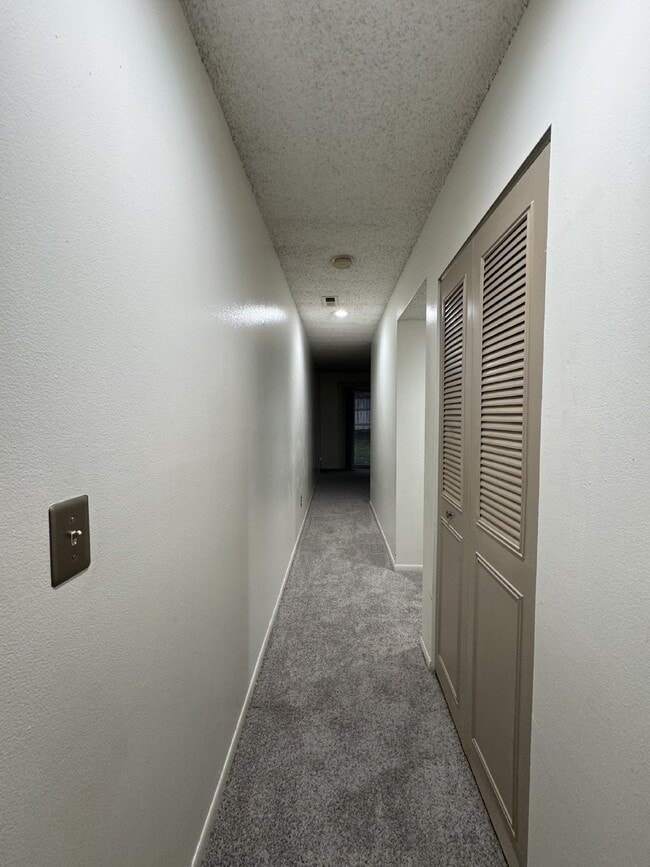 Building Photo - 1 bedroom, 1 bathroom lower level unit wit...