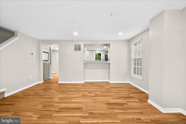 Foto del edificio - Beautiful End Unit Townhome in Bluffs At Deep Creek!