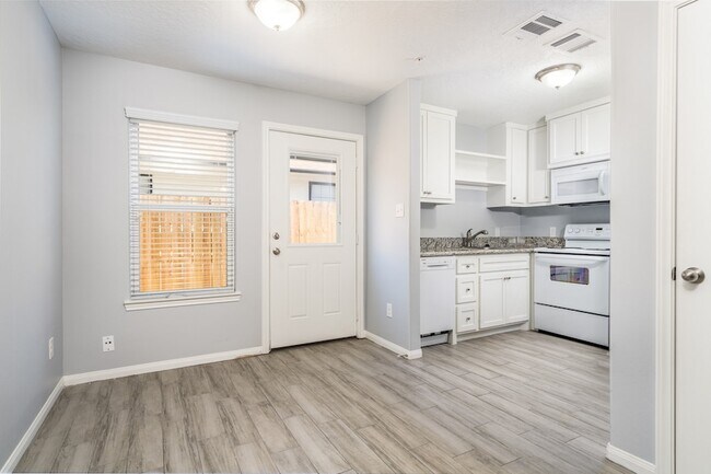 Building Photo - 207 N Poplar St