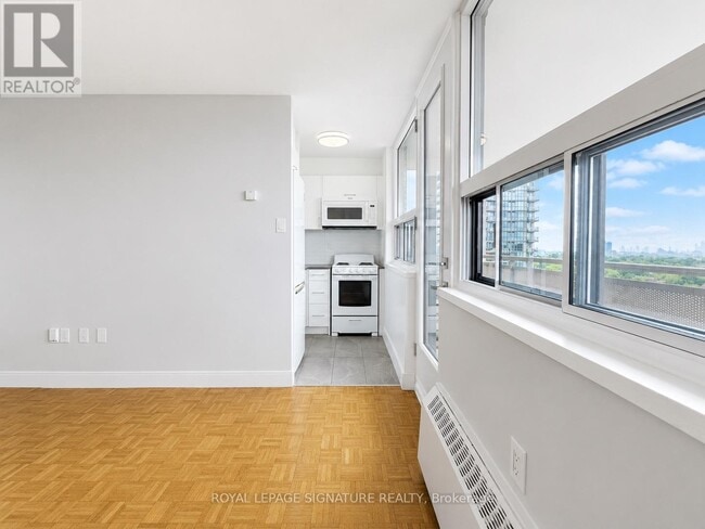 Building Photo - 1500 Bathurst St