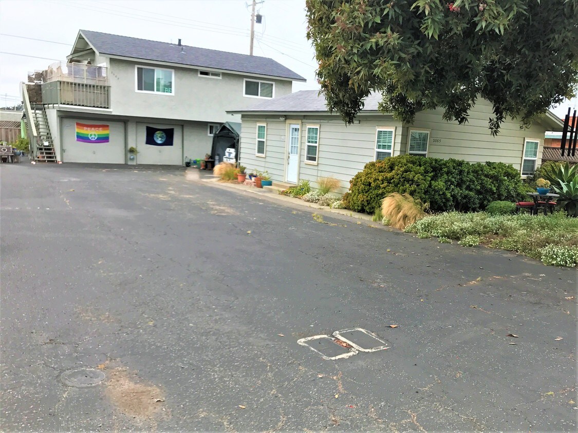 Building Photo - 2077 Sunset Ave