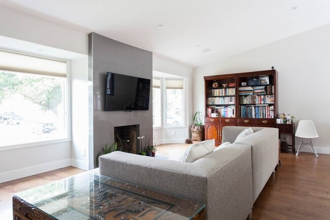 Building Photo - 915 Helen Dr