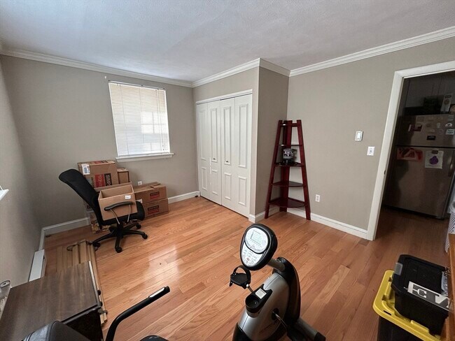 Building Photo - 8 Colonial Village Dr