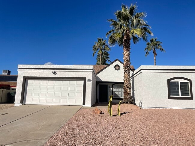Building Photo - 1010 E Sequoia Dr