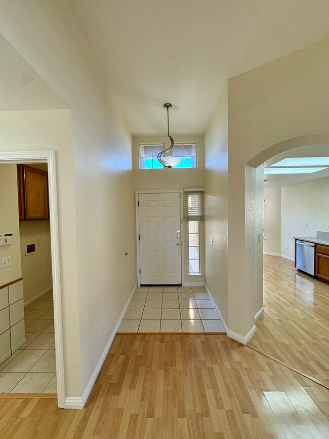 Foto del edificio - Spacious 3BD/2BA Home with 2-Car Garage in Desirable Antelope