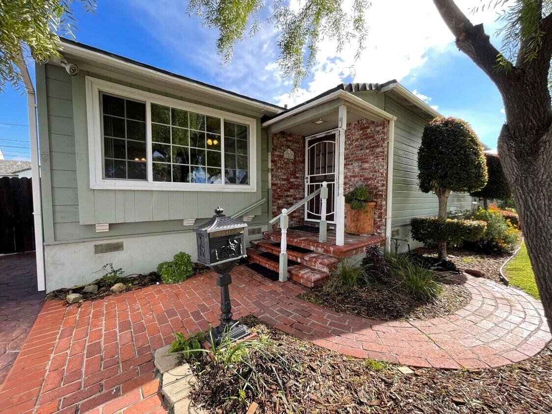 Foto principal - Quaint Midtown Ventura Home
