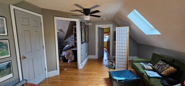 Foto del edificio - 1.5 Bed Spacious Top-Floor Allston apt! Fi...