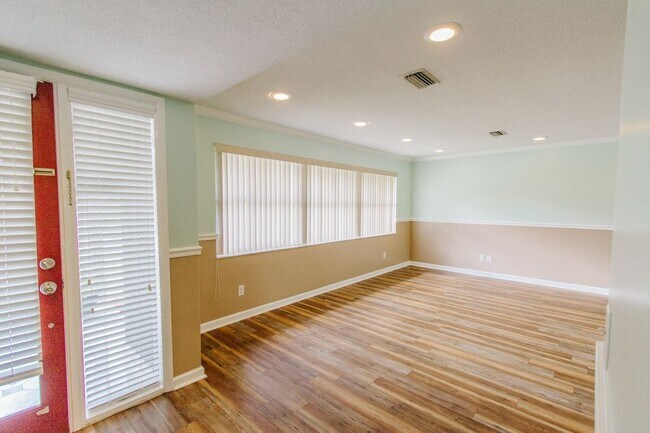 Building Photo - 3 bed 2 bath SFH Oakhurst Acres