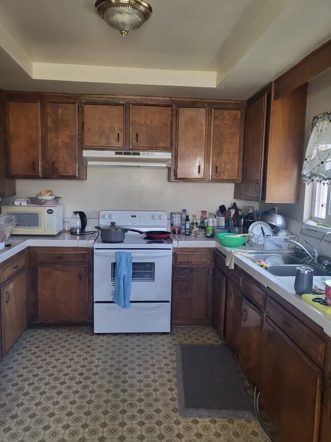 Kitchen - 16903 S Dalton Ave