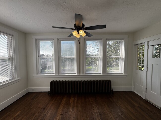 Foto del edificio - 2975 Belrose Ave