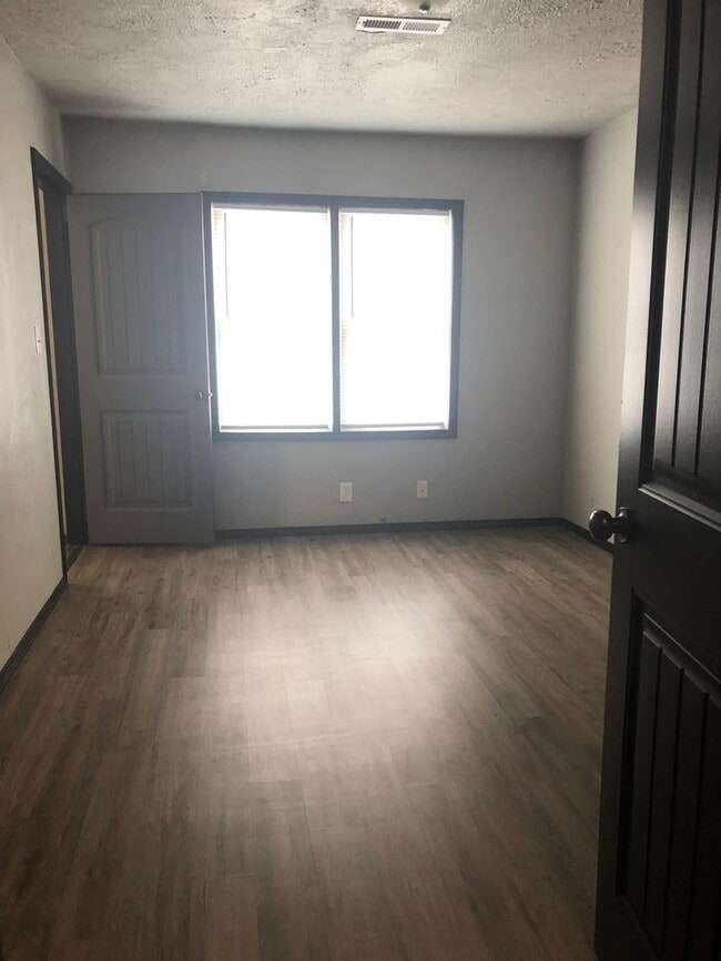 Building Photo - 1138 E Margaret St