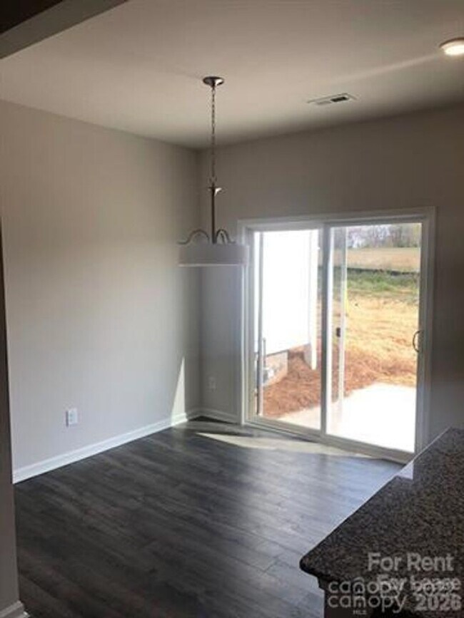 Foto del edificio - 3 bedroom townhome available now!