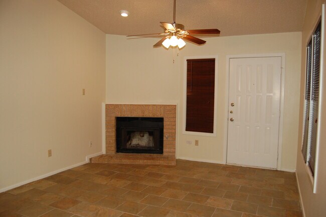 Building Photo - Beautifully upgraded condo
