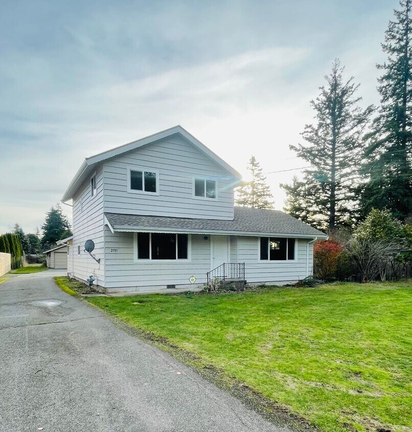 Primary Photo - Newly Renovated! Spacious 4 Bedroom 2 Bath...