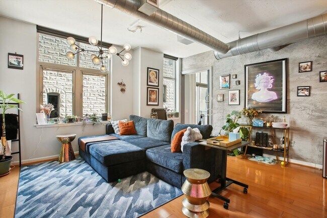 Building Photo - Stunning 2BR, 2BA Condo Blocks from the Me...