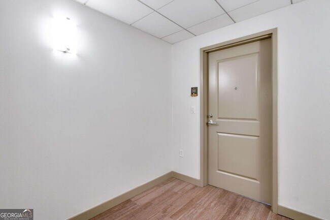 Foto del edificio - 3338 Peachtree Rd NE