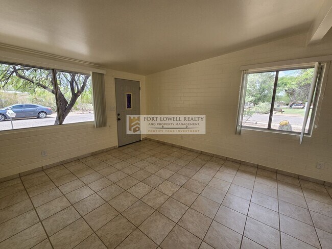 Building Photo - 2640-2642 N Santa Rita Ave