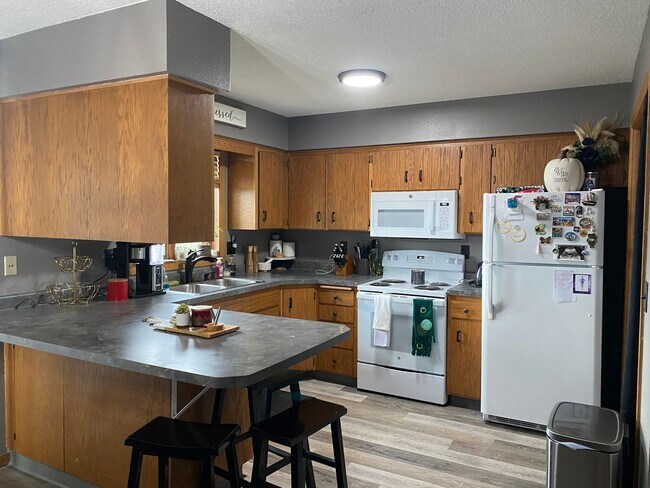 Building Photo - 2 Bedroom Duplex!