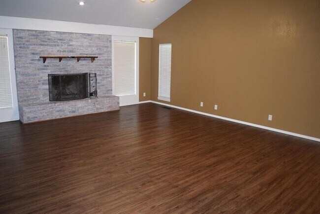 Building Photo - 2014 Country Club Dr