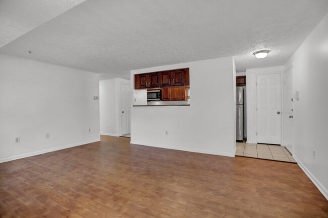 Building Photo - Large 2 Bedroom 2 Bath Ground Floor Condo ...