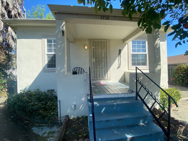 Foto del edificio - Pleasanton, Charming Downtown Living, Walk to Main St. 3 bed / 1 bath – Large Yard! Great schools
