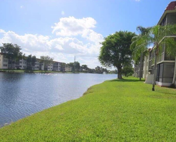 Foto del edificio - 9511 N Hollybrook Lake Dr