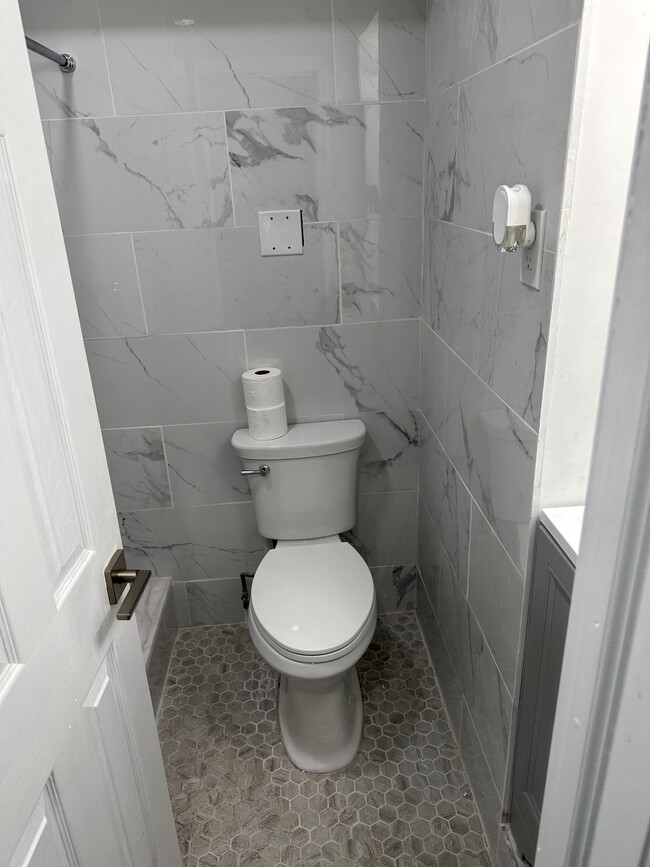 Toilet - 854 Elton St