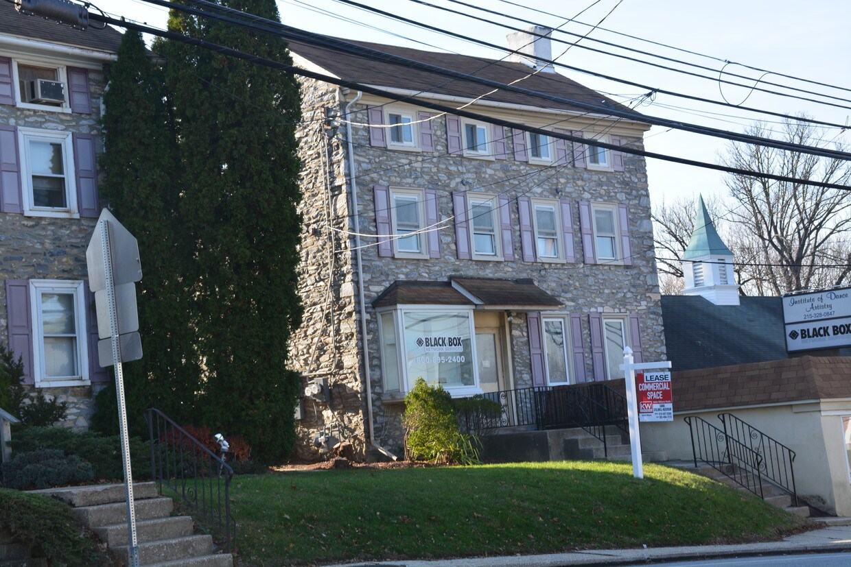 front view of building - 450 Germantown Pike