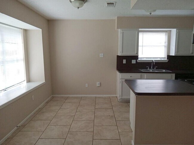 Building Photo - 4531 Towergate Dr