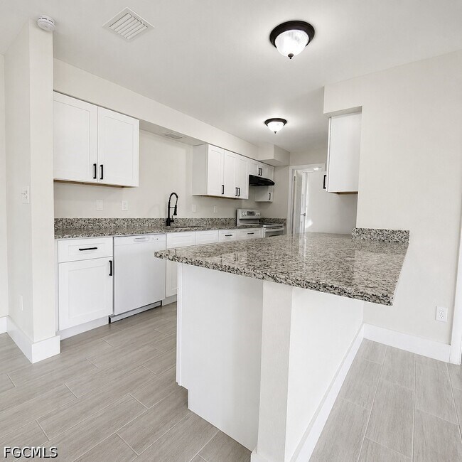 Building Photo - 800 Willow Dr