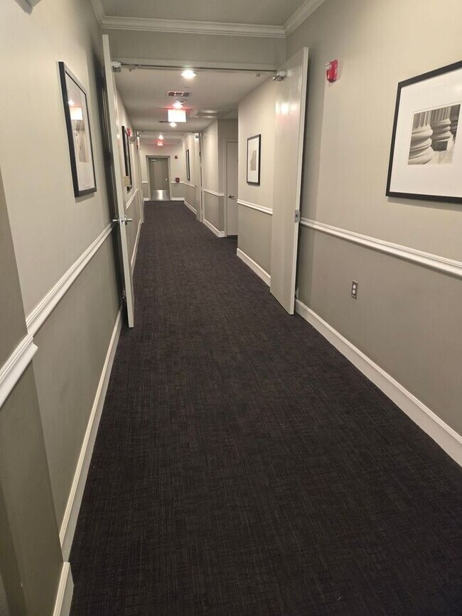Building Photo - Charming 1-Bedroom 1-Bath Condo in Biltmor...