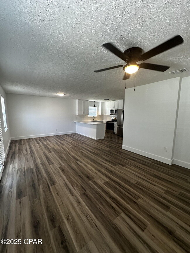 Building Photo - 615 Gardenia St