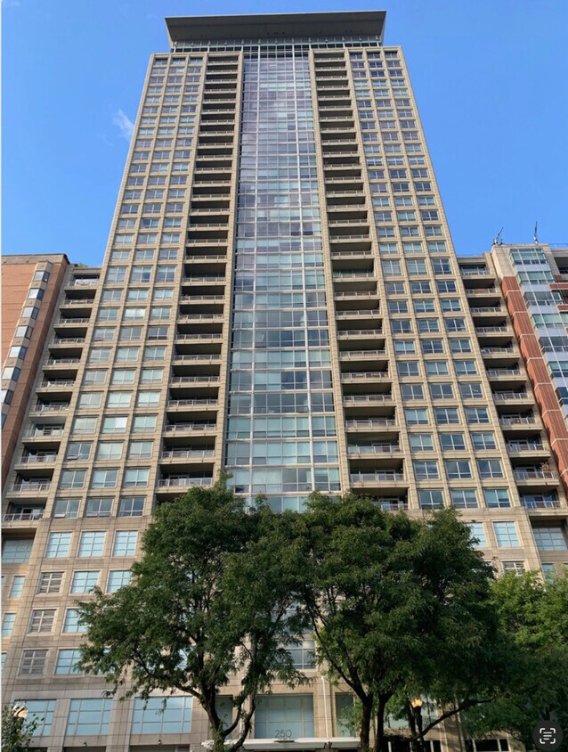 Foto principal - 250 E Pearson St