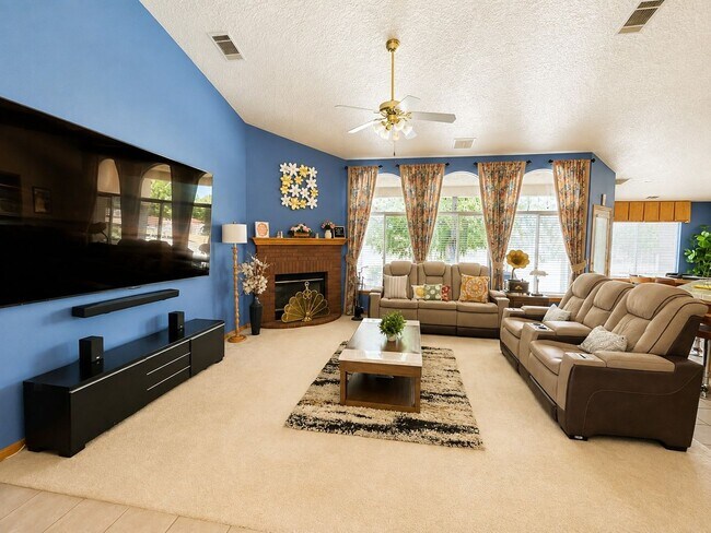 Foto del edificio - Spacious Apple Valley Home with RV Parking & Desert Views