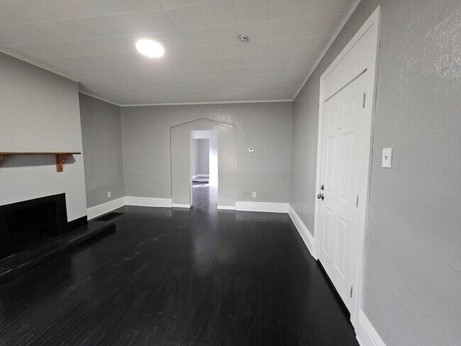 Foto del edificio - Newl updated 2 bedroom 1 bath located in C...
