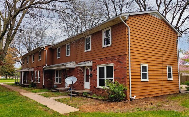 Building Photo - 476 Robbe Ave
