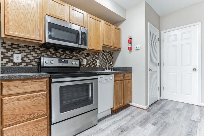 Building Photo - Nice & Cozy 2 bd/1 ba Condo in SE Washingt...