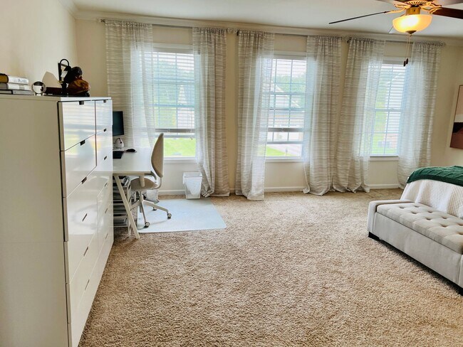 Building Photo - 4 Bedroom Home with Garage & Convenient ac...