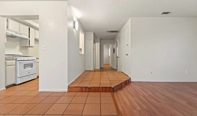 Building Photo - 1071 May Ln